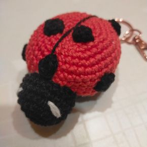 Quand Azilis tricote… #19 : Demoiselle coccinelle&nbsp;!