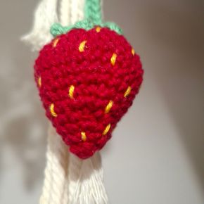 Quand Azilis tricote et crochète… #48 : un porte clé de saison ! Les&nbsp;fraises