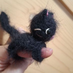 Quand Azilis tricote et crochète… #51 : une &laquo;&nbsp;bague&nbsp;&raquo; chat&nbsp;noir